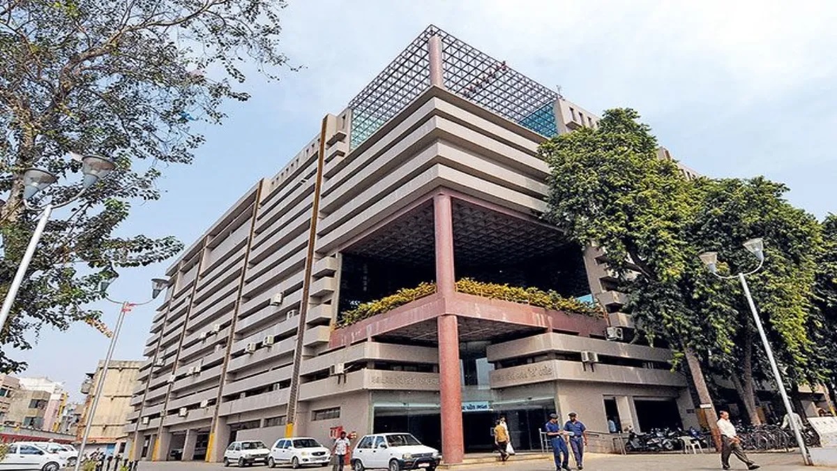 કાલુપુર રેલવે ઓવરબ્રિજ પરની જર્જરિત દુકાનો તોડી પડાશે