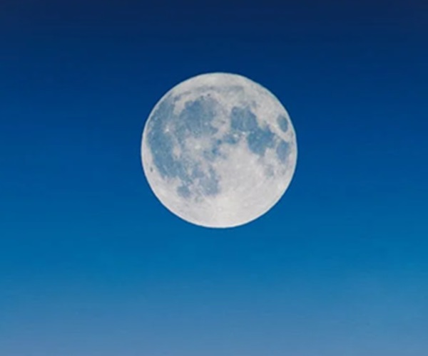 ચંદ્ર પર અજીબ હરકત