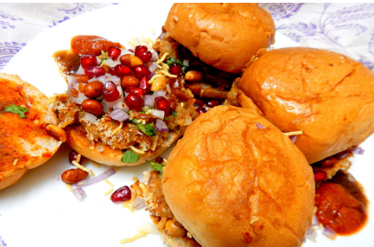 ચટપટી દાબેલી જટથી ખાઈ લેતા ગુજરાતીઓ, જાણો છો તેના આવિષ્કારની કહાની