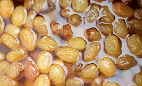 રાતભર પલાળો સુકાયેલી દ્રાક્ષ