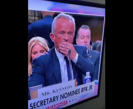 ટ્રમ્પ સરકારના મંત્રીએ જાહેર મંચ પર માવો ખાધો?