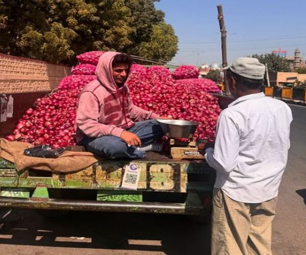 ક્યારેક ફિલ્મ, ક્યારેક કોમેડી તો ક્યારેક રોડ પર ડુંગળીનું વેચાણ