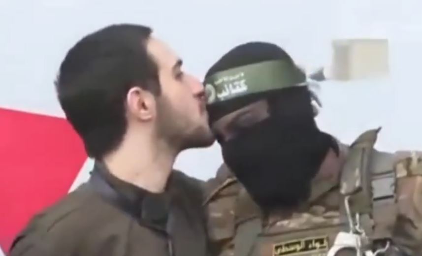 જેણે બંધક બનાવ્યા તેને જ કિસ કરી