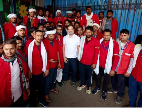 રાહુલ ગાંધી પહોંચ્યા નવી દિલ્લી રેલવે સ્ટેશન