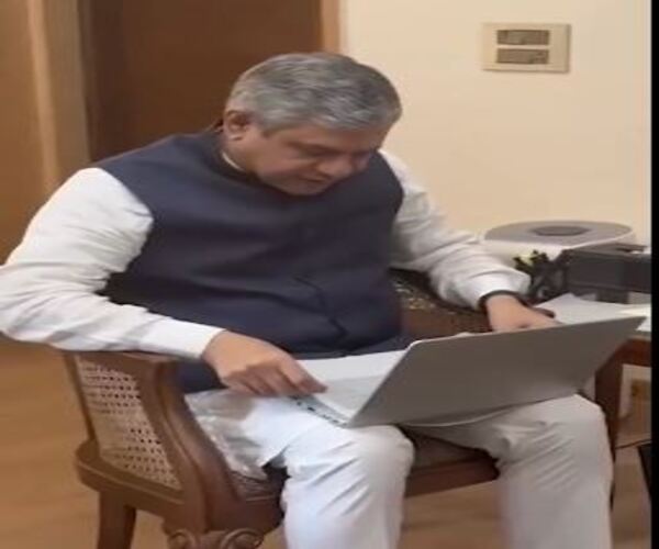 અશ્વિની વૈષ્ણવના હાથમાં છે