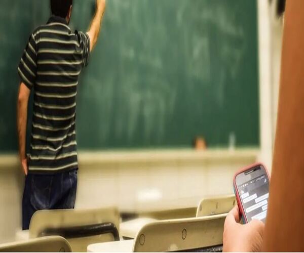 શું હવે વિદ્યાર્થીઓ શાળાએ લઈ જઈ શક્શે મોબાઈલ ફોન?