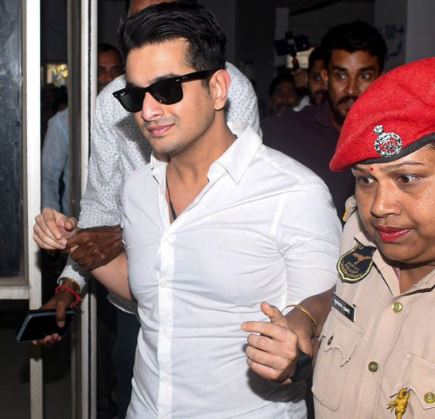 રીઢા ગુનેગારની જેમ રણવીરને લઈ ગઈ ગુવાહાટી પોલીસ
