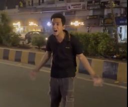 પહેલા ત્રણ લોકોને કચડ્યા