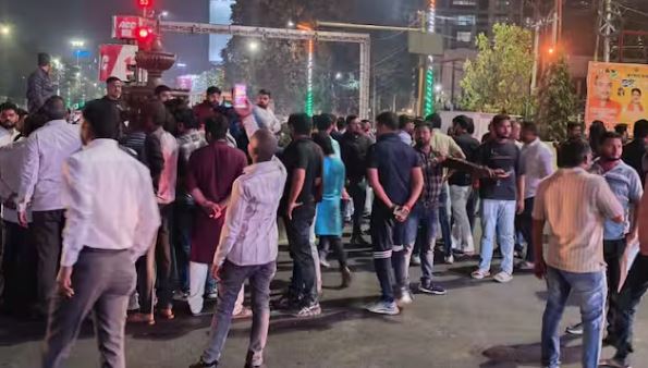 ચેન છીનવી લીધી, મોઢા પર કર્યો પેશાબ