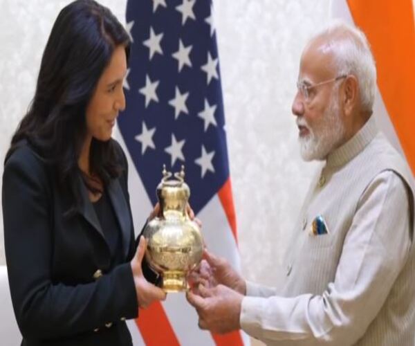 PMએ તુલસીને આપ્યું સંગમનું જળ