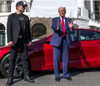 ટેસ્લા પર હુમલો કર્યો