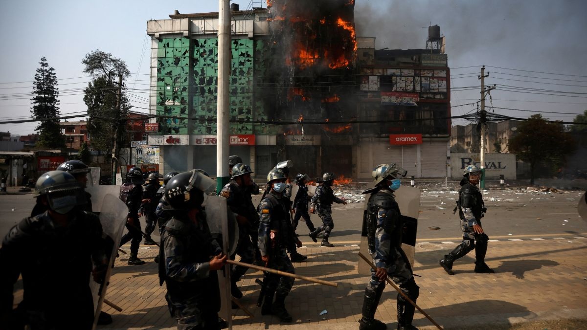 નેપાળમાં રાજાશાહી પર બબાલ