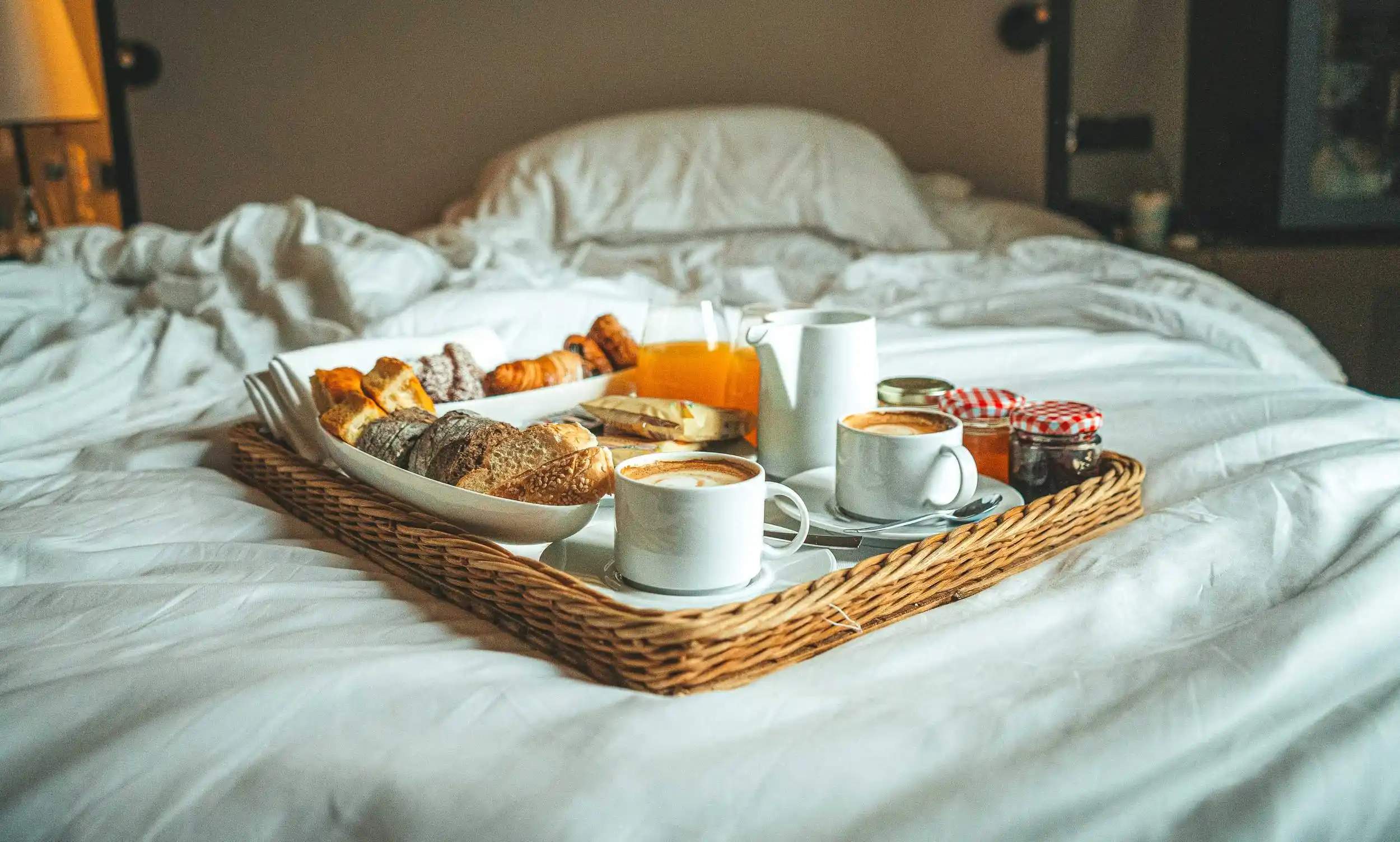 Vastu Tips: શું તમે પણ પથારીમાં બેસીને જમો છો?