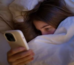 રાત્રે સૂતી વખતે મોબાઈલ વાપરો છો તો થઈ જાઓ સાવધાન