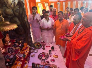 120 ફૂટની ગુફામાં સજાવવામાં આવ્યો માતા વૈષ્ણોદેવીનો દરબાર