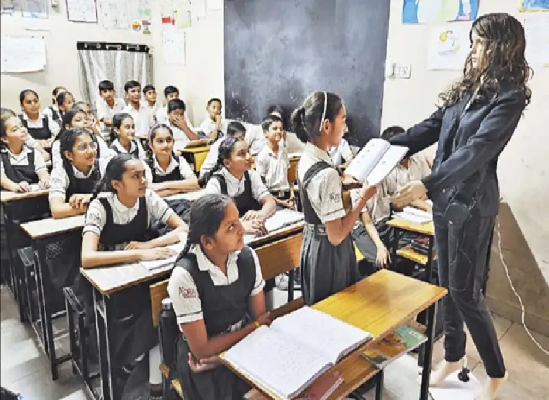 બાળકોને ભણાવે છે રોબોટ