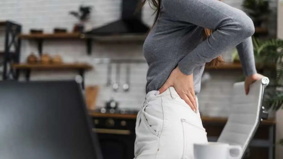 કમર દુ:ખાવાના આ 8 સંકેતોને ભૂલથી પણ અવગણશો નહીં