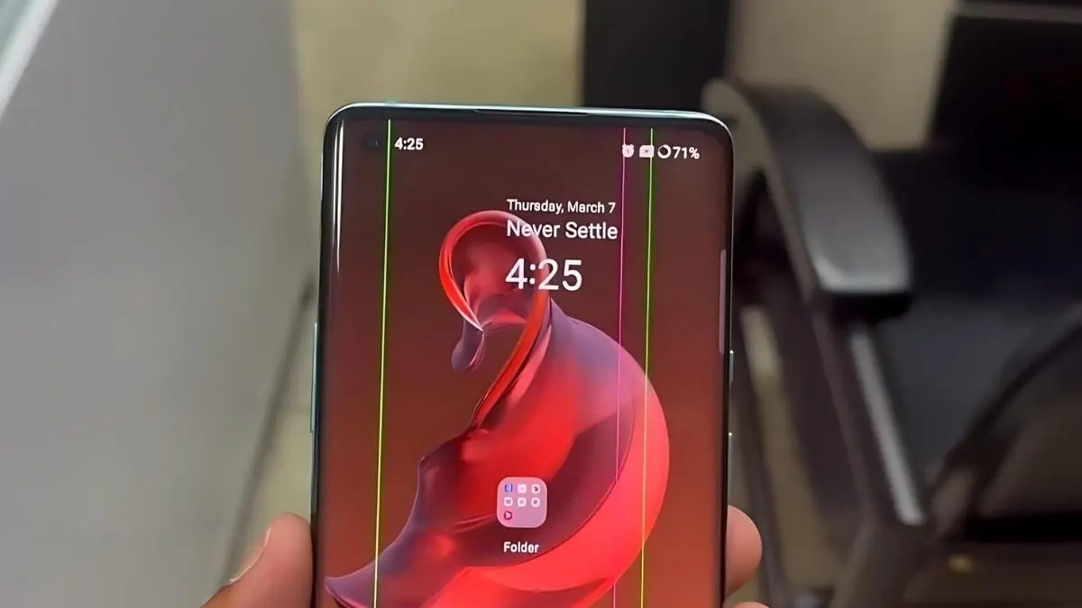 ફોન સ્ક્રીન પર તમારે પણ આવી જાય છે આવી લીલી લાઈન?