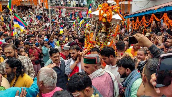 કેદારનાથના દરવાજા ખોલતા પહેલા જ કરવામાં આવે છે ડોળી યાત્રા