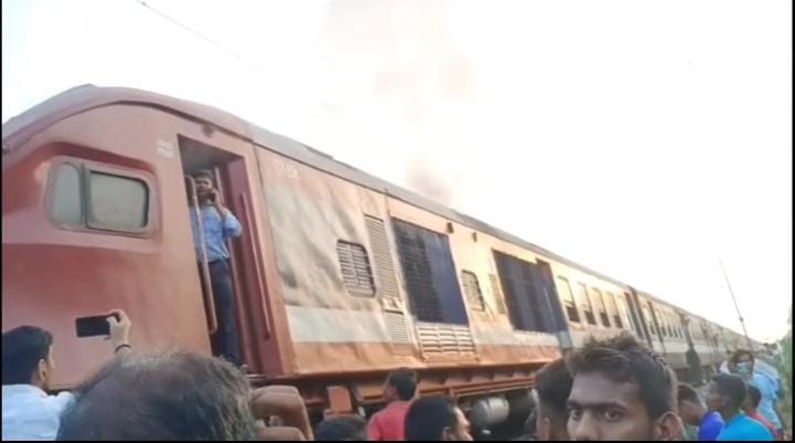 જીવ બચાવીને ભાગ્યા મુસાફરો