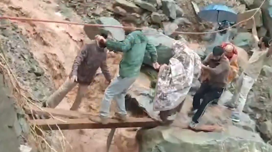 જમ્મુ કાશ્મીરમાં કરા અને ભૂસ્ખલનથી ભારે તબાહી