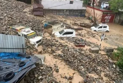 જમ્મુ-કાશ્મીરના લેન્ડ સ્લાઈડીંગમાં ફસાયેલાં ગુજરાતીઓ સલામત