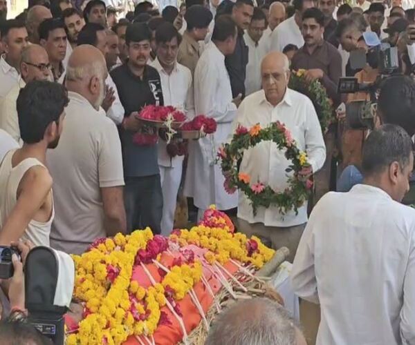 સ્મિતને હું દરવાજા સુધી લઈ ગયો