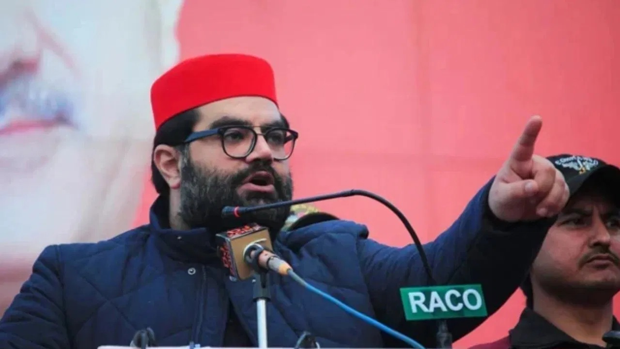 લાલ ટોપીવાળા આ પાકિસ્તાની સાંસદ ભારતના ફેન નીકળ્યા