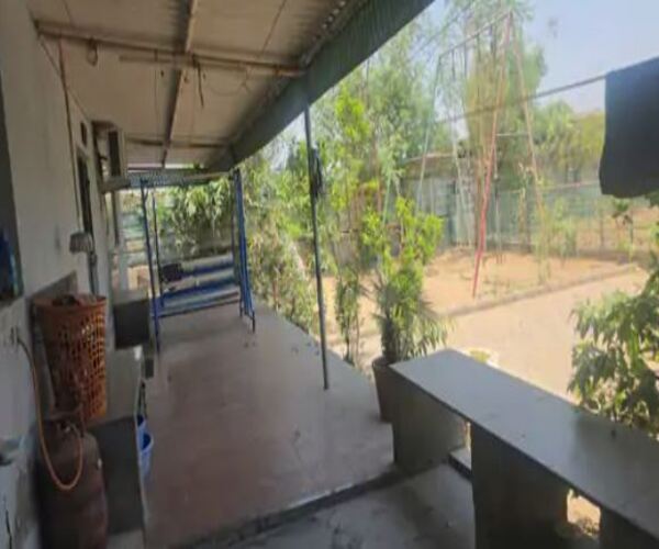 ગેરકાયદે વસાહત વચ્ચે મળ્યુ આલીશાન ફાર્મહાઉસ