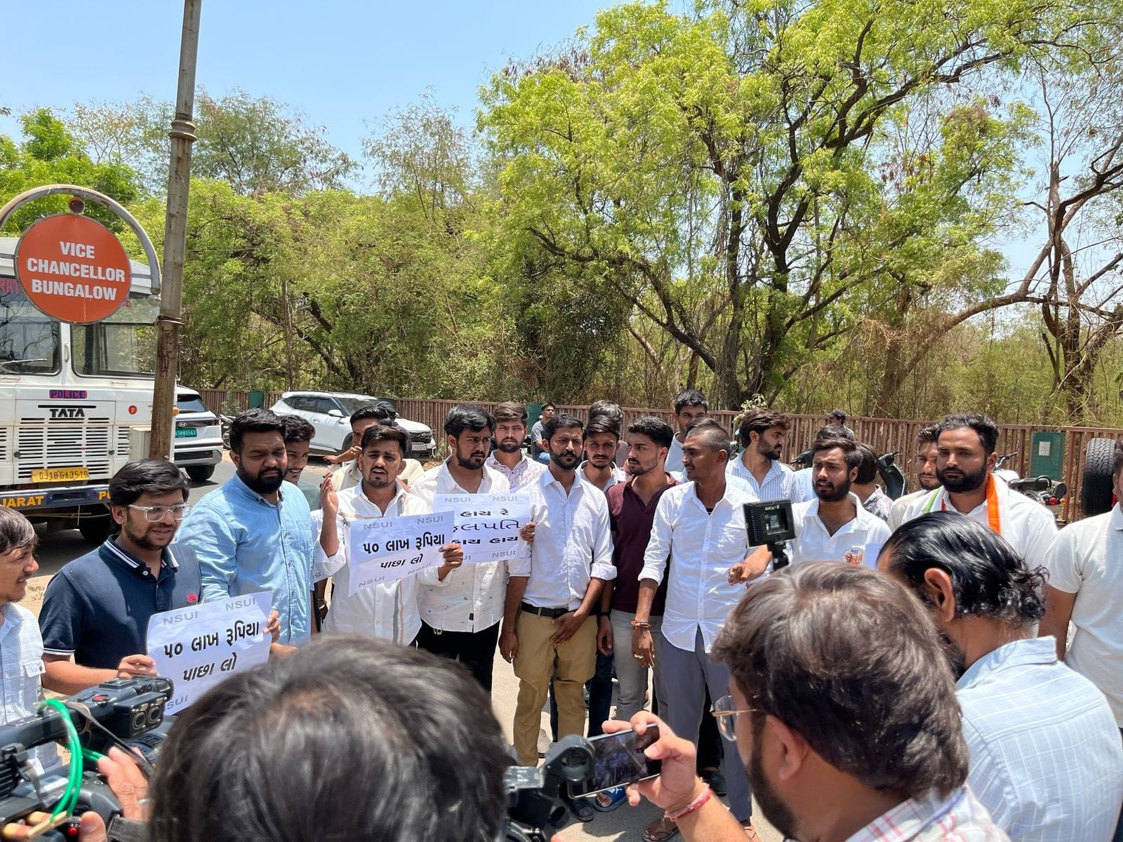 ગુજરાત યુનિ.માં NAAC-A પ્લસ ગ્રેડ મળ્યા બાદ કર્મચારીઓને આપ્યા 45 લાખ!