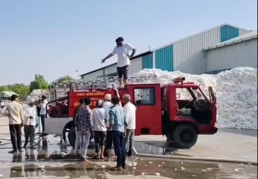 બોટાદ: ગઢડા તાલુકાના જલાલપર ગામે જીનિંગ ફેકટ્રીમાં આગ