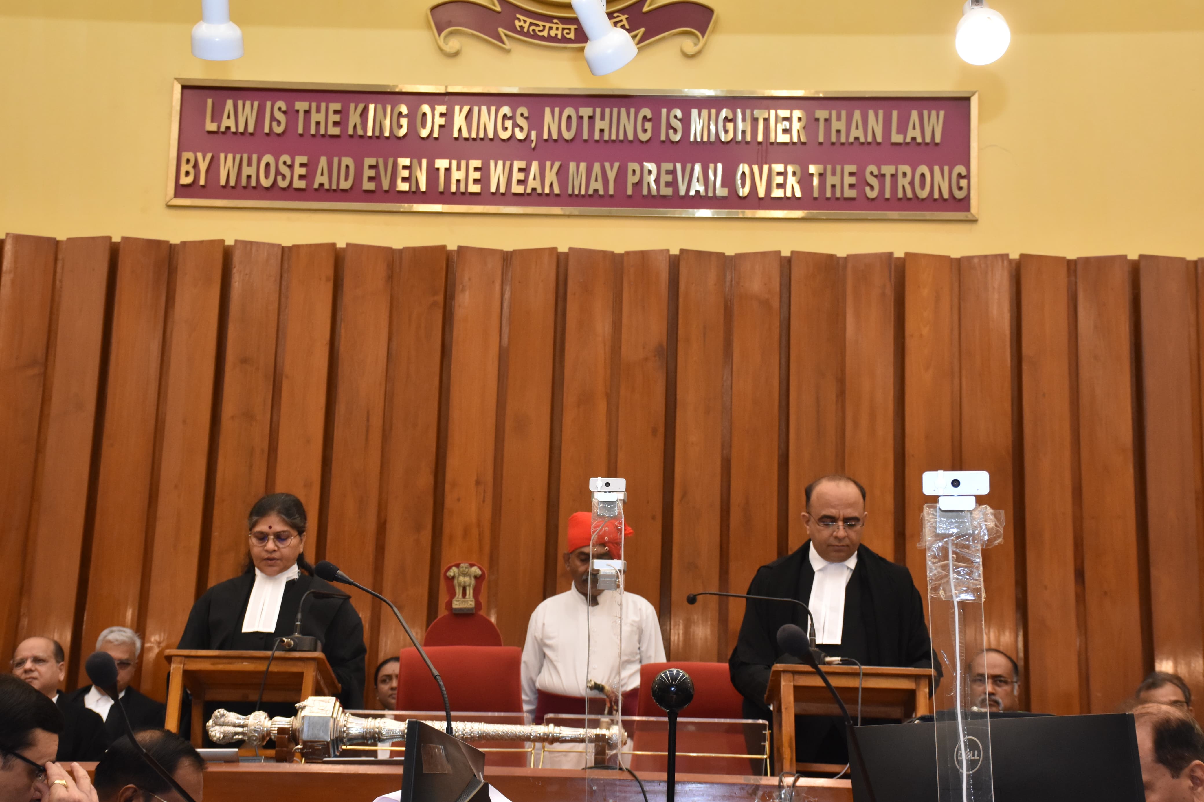 કાયદા મંત્રી અને ગૃહ રાજ્યમંત્રીની ઉપસ્થિતિમાં શપથગ્રહણ