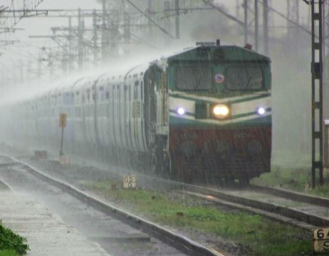 કમોસમી વરસાદનાં  કારણે રેલવે ટ્રાફિકને અસર