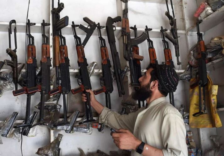 યુદ્ધ થાય તો પાકિસ્તાન નાગરિકોના હાથમાં આપશે બંદૂક?