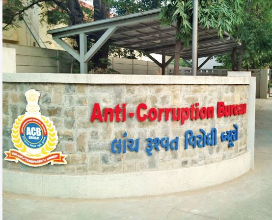 ACBનાં છટકામાં ફસાયા ચાર સરકારી બાબુ