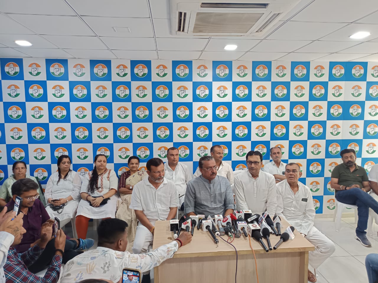 રાજકોટ શહેર કોંગ્રેસે શહીદ જવાનોને  આપી શ્રદ્ધાંજલિ