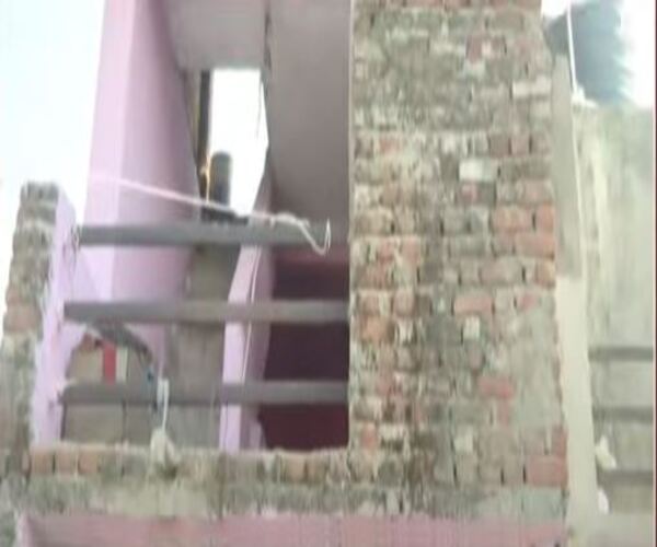 બુટલેગરના ઘર પર બુલડોઝરવાળી