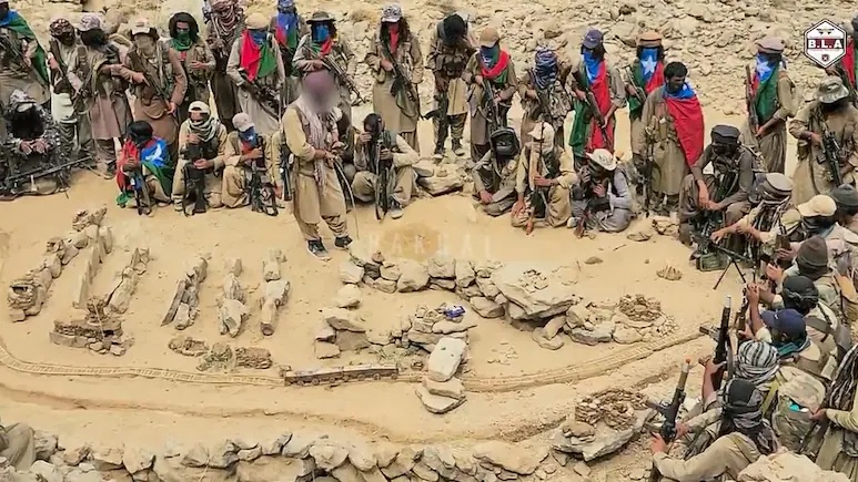 પાકિસ્તાની સેના ઘુંટણીએ