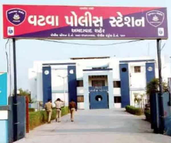 પેટ્રોલના વારે વિવાદ