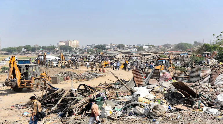 હવે અમદાવાદના ભૂવા પુરવામાં વપરાશે ચંડોળાનો કાટમાળ!