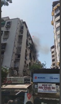 અમદાવાદના ગુરુકુળ વિસ્તારના પૂર્વી ટાવરના 9માં માળે આગ