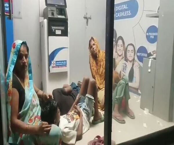 ગરમીથી કંટાળીને લીધો ATMનો સહારો