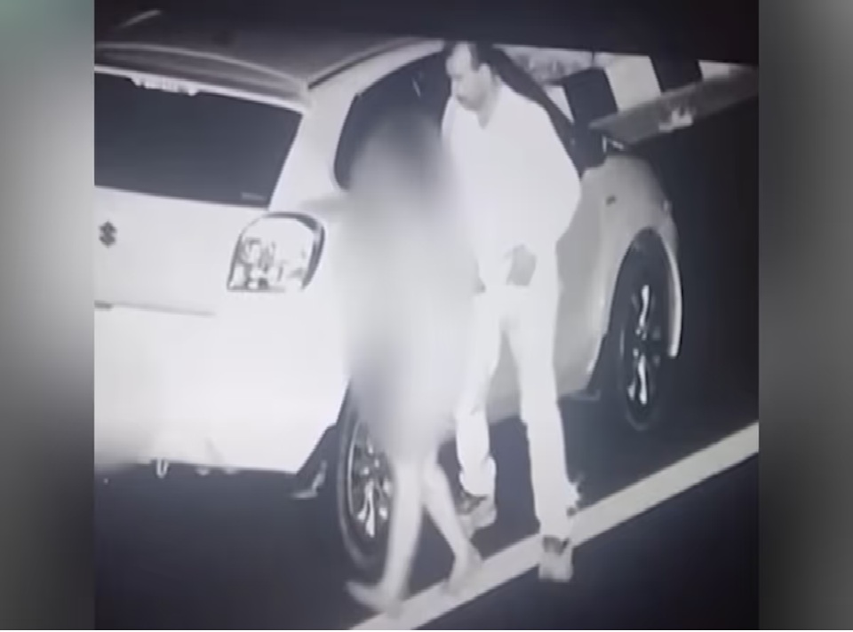 હાઇ-વે પર મહિલા સાથે વાંધાજનક હાલતમાં જોવા મળેલા નેતાજી