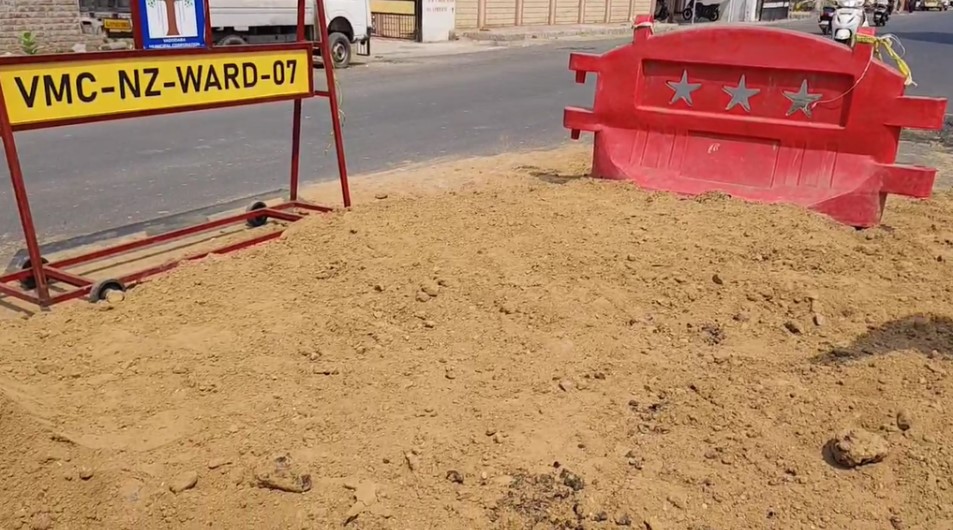 લો બોલો... અઠવાડિયા પહેલાં બનાવેલો રોડ ખોદી નાખ્યો