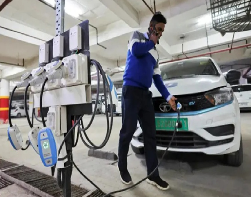 ઇલેક્ટ્રિક વાહન ચાર્જ કરતા પહેલા આ બાબતોનું રાખો ધ્યાન