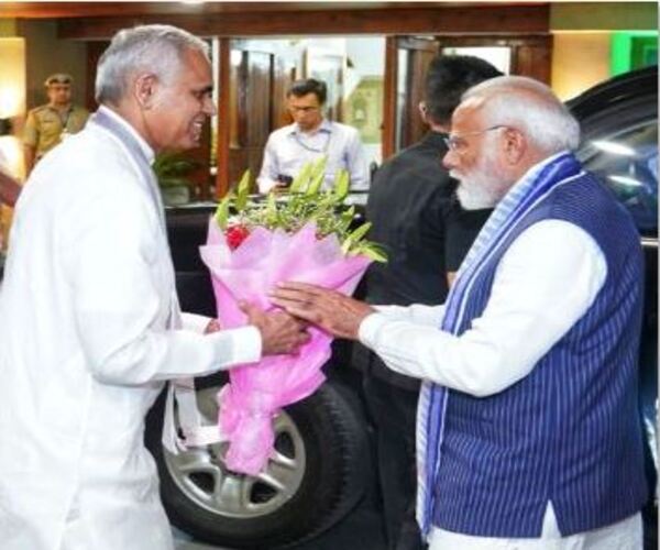 રાજ્યાલ આચાર્ય દેવવ્રતે કર્યું વડાપ્રધાન મોદીનું સ્વાગત