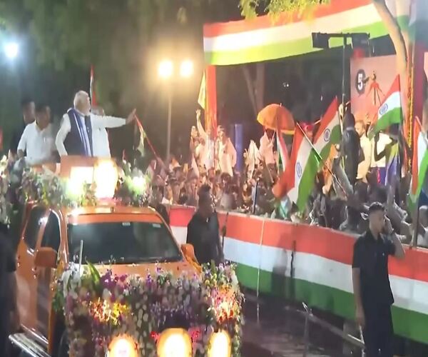 કેસરી ખુલ્લી જીપમાં PM નરેન્દ્ર મોદી