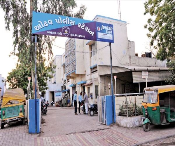 કારમાંથી લાખો રૂપિયા ભરેલી બેગ ચોરી