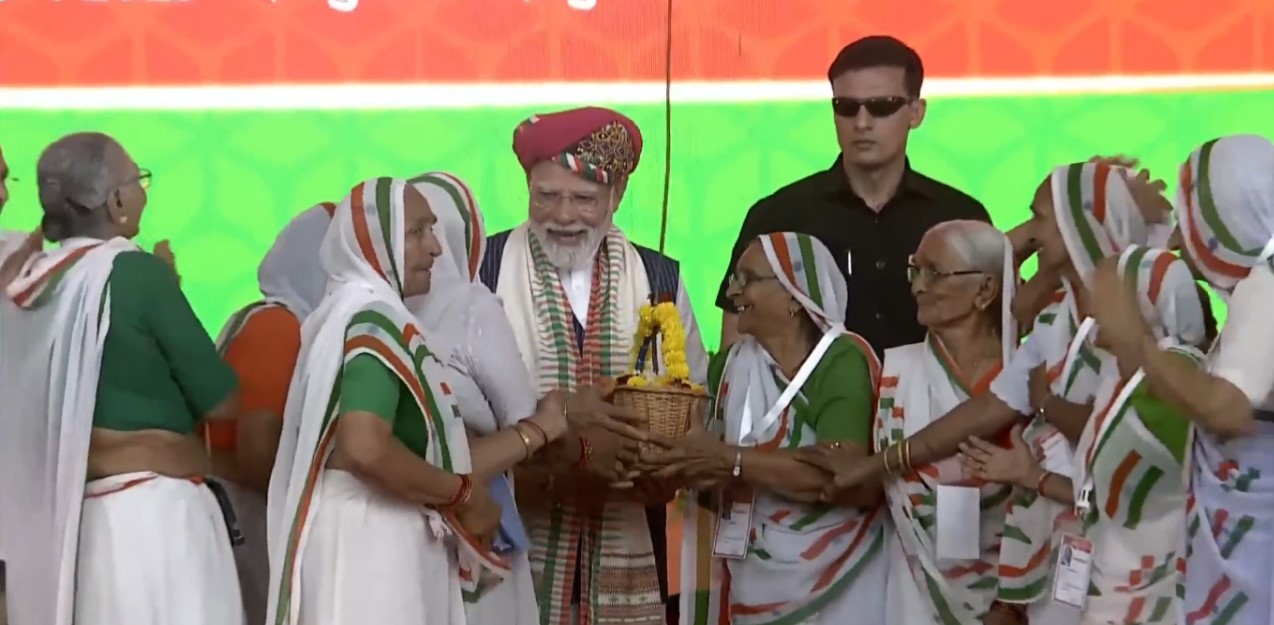 ભુજમાં પીએમ મોદીનું જોરદાર સ્વાગત