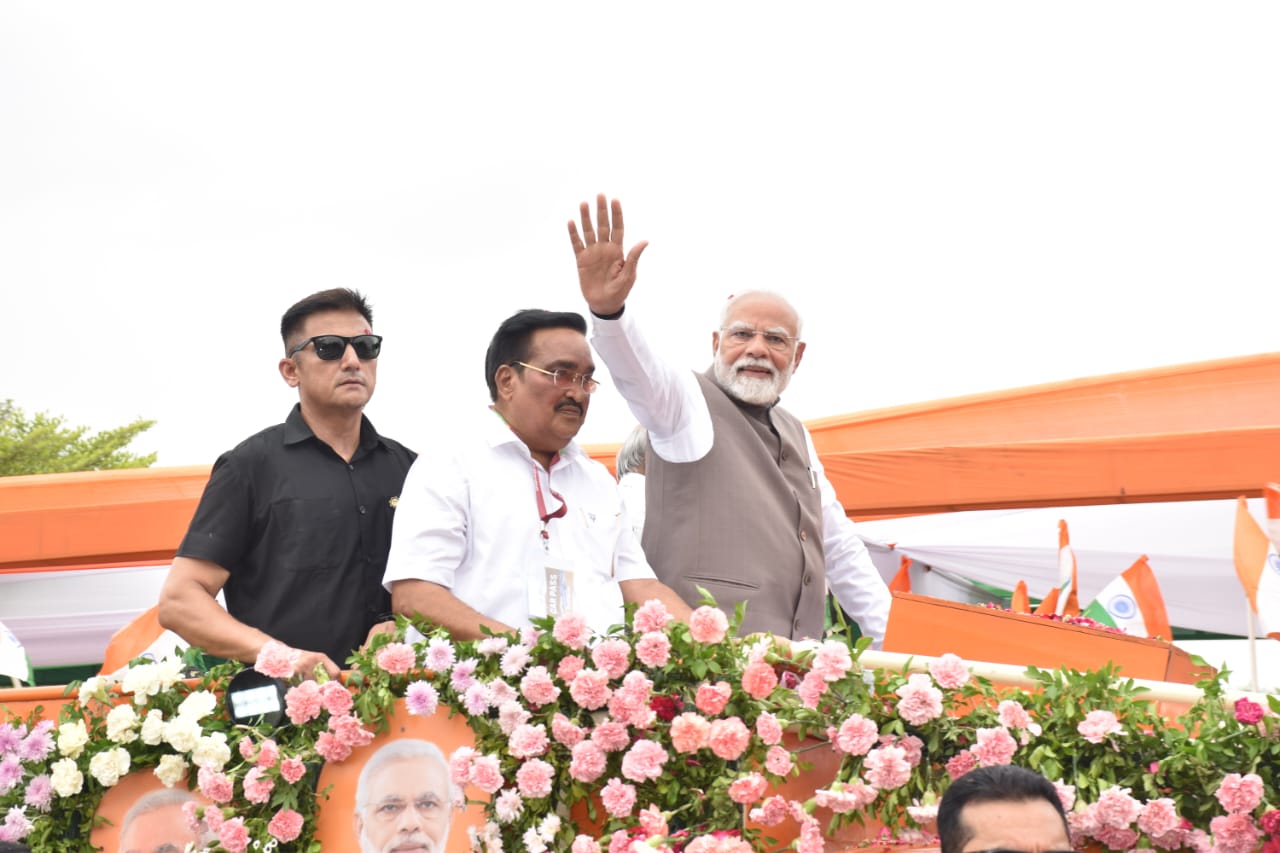 ગાંધીનગરમાં પ્રધાનમંત્રી મોદીનો ભવ્ય રોડ શો